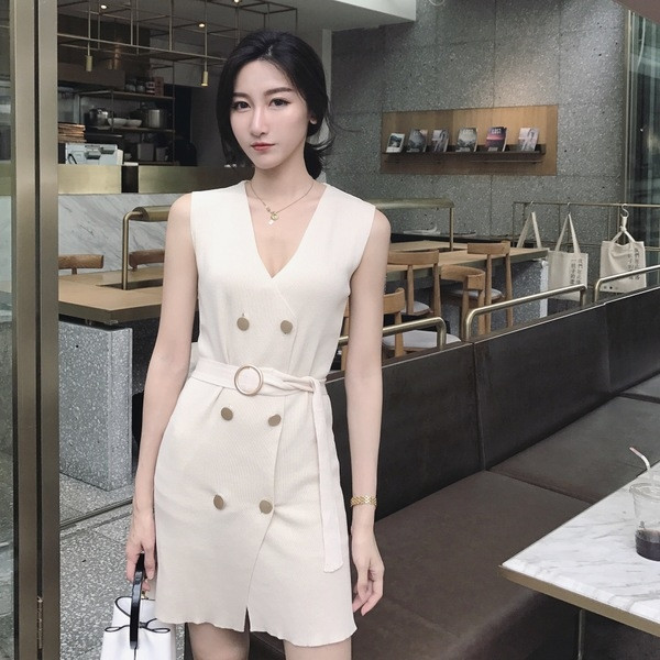 Elegáns női ruha V-nyakú, övvel és díszgombokkal, három színben