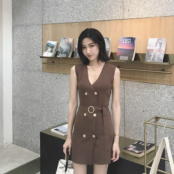 Elegáns női ruha V-nyakú, övvel és díszgombokkal, három színben