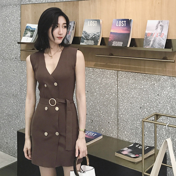 Elegáns női ruha V-nyakú, övvel és díszgombokkal, három színben