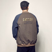 Ευρύ ανδρικό μπουφάν  με κουμπιά και κεντημένη επιγραφή στην πλάτη