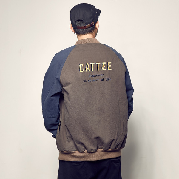 Ευρύ ανδρικό μπουφάν  με κουμπιά και κεντημένη επιγραφή στην πλάτη