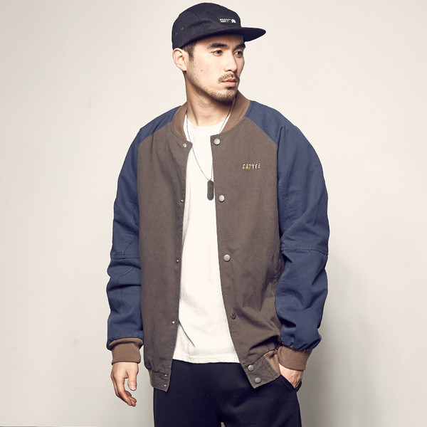 Ευρύ ανδρικό μπουφάν  με κουμπιά και κεντημένη επιγραφή στην πλάτη