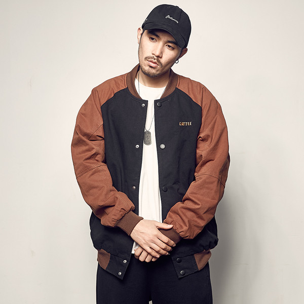 Ευρύ ανδρικό μπουφάν  με κουμπιά και κεντημένη επιγραφή στην πλάτη