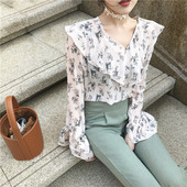 Női éteri blúz virágos motívummal, V-nyakkal és széles, göndör ujjakkal