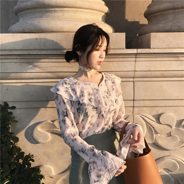 Női éteri blúz virágos motívummal, V-nyakkal és széles, göndör ujjakkal