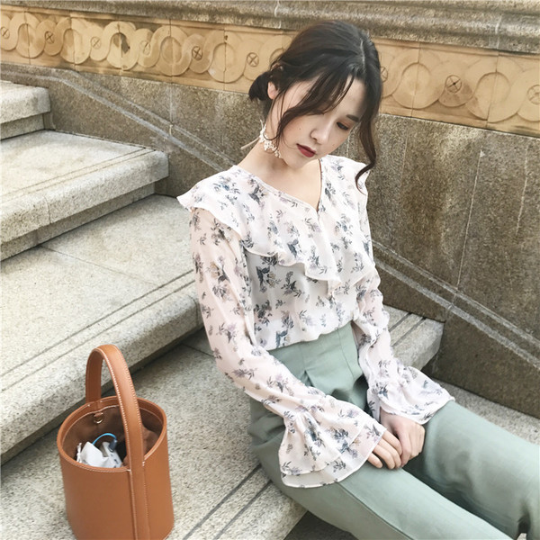 Női éteri blúz virágos motívummal, V-nyakkal és széles, göndör ujjakkal