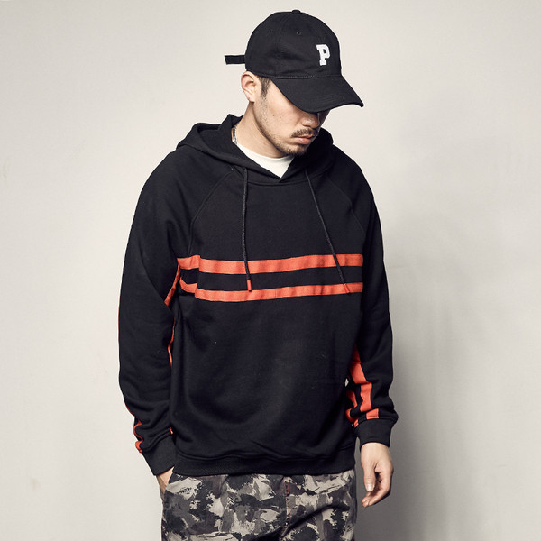 Férfi pulóver kapucnival fekete színben, színes csíkokkal