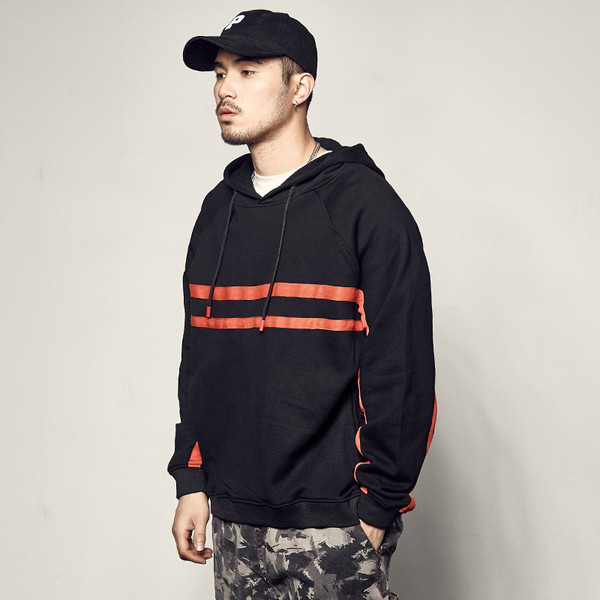 Férfi pulóver kapucnival fekete színben, színes csíkokkal