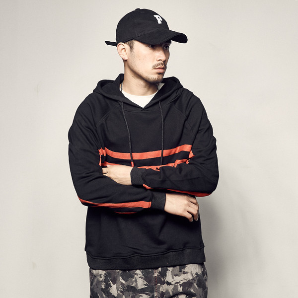 Férfi pulóver kapucnival fekete színben, színes csíkokkal