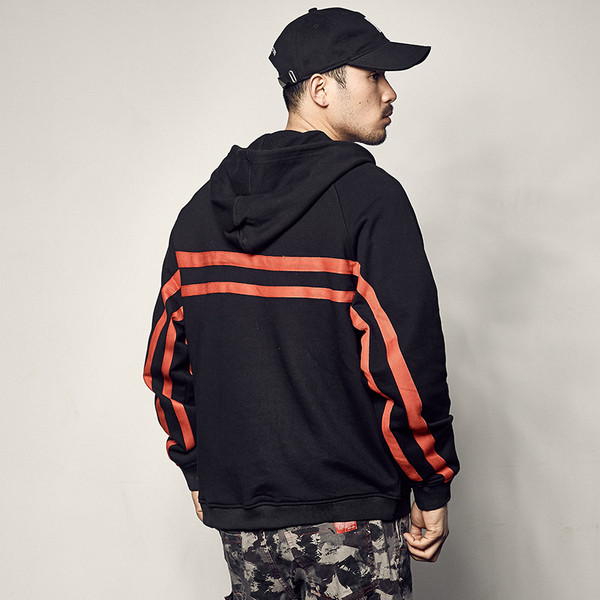 Férfi pulóver kapucnival fekete színben, színes csíkokkal