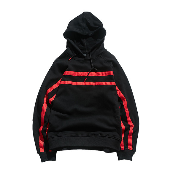 Férfi pulóver kapucnival fekete színben, színes csíkokkal