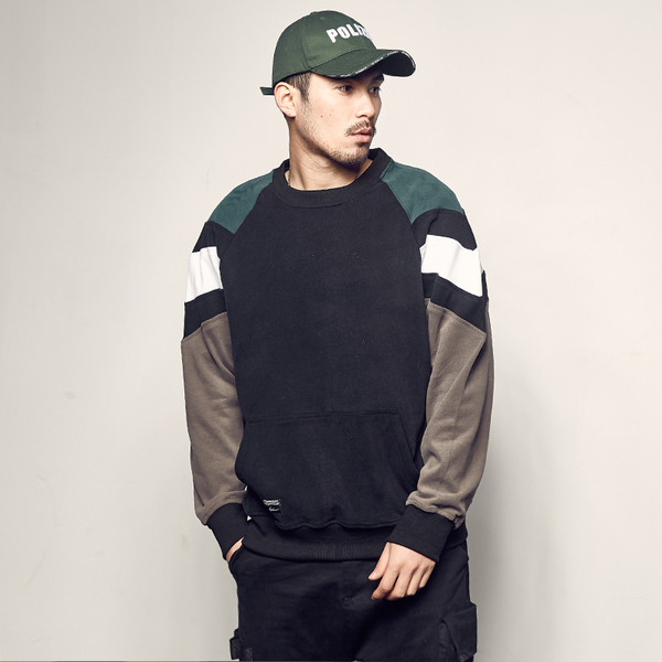 Férfi téli blúz sötét színekben, hosszú ujjal és O-nyakú gallérral