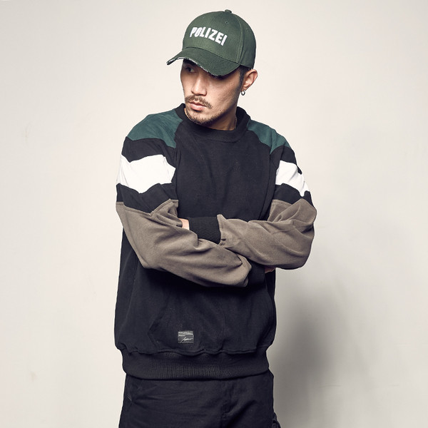 Férfi téli blúz sötét színekben, hosszú ujjal és O-nyakú gallérral