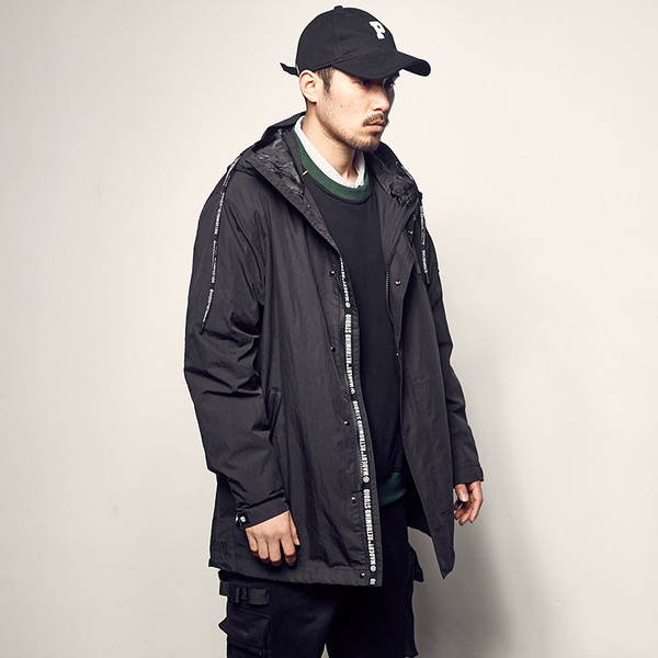 Λεπτό μακρύ μπουφάν ανδρικό σε μαύρο χρώμα με κουκούλα και τσέπες