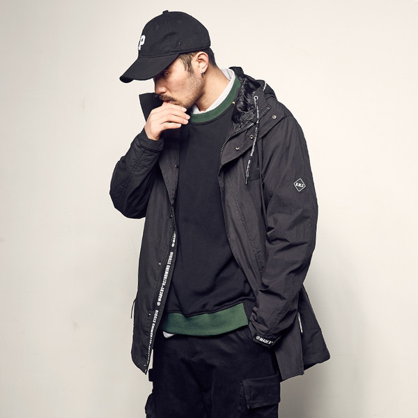 Λεπτό μακρύ μπουφάν ανδρικό σε μαύρο χρώμα με κουκούλα και τσέπες