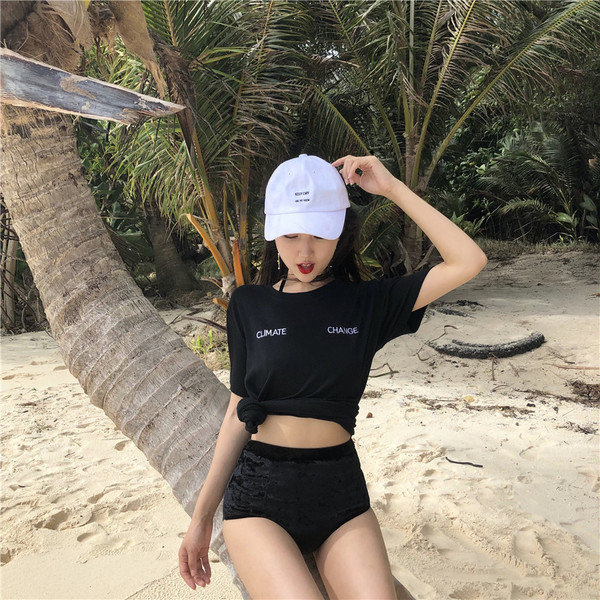 Γυναικείο μπλουζάκι με κολάρο σε σχήμα O και μαύρο χρώμα