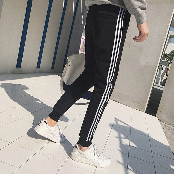 Μαύρη αθλητική ανδρική φόρμα με τσέπες