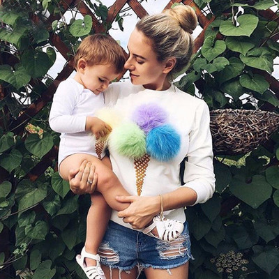 Női blúz fagylaltgolyók felrakásával