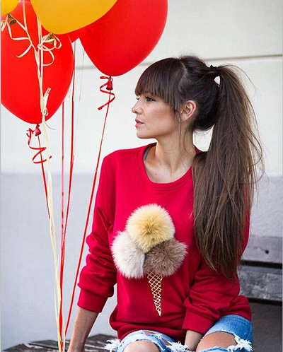 Női blúz fagylaltgolyók felrakásával