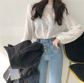 Κομψή γυναικεία μπλούζα φαρδιά  με κολάρο σε άσπρο και αύρο χρώμα