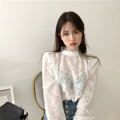 Κομψή γυναικεία μπλούζα φαρδιά  με κολάρο σε άσπρο και αύρο χρώμα