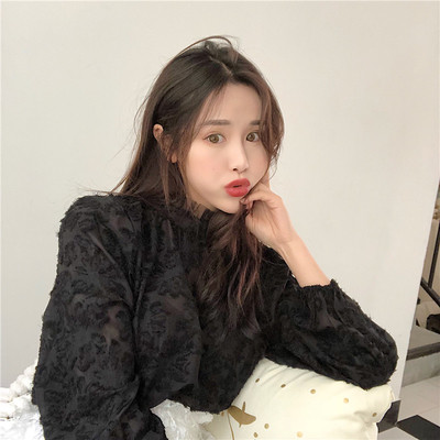 Κομψή γυναικεία μπλούζα φαρδιά  με κολάρο σε άσπρο και αύρο χρώμα