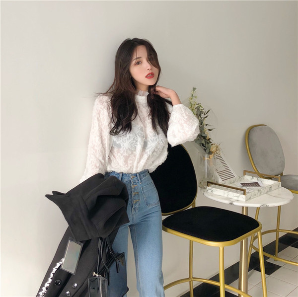 Κομψή γυναικεία μπλούζα φαρδιά  με κολάρο σε άσπρο και αύρο χρώμα