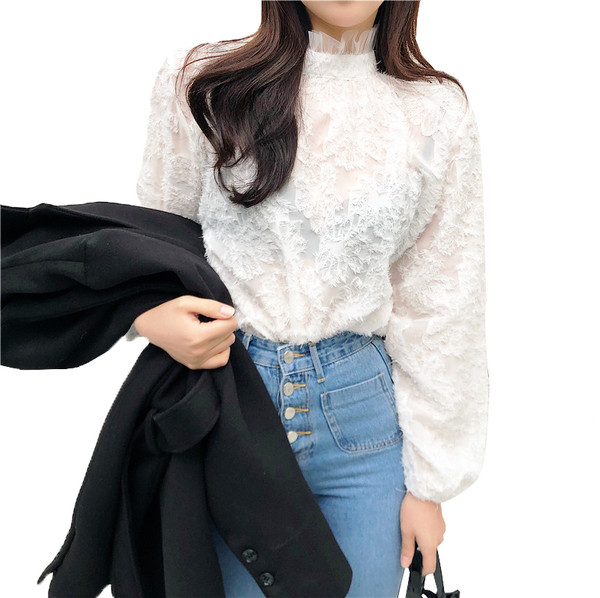 Κομψή γυναικεία μπλούζα φαρδιά  με κολάρο σε άσπρο και αύρο χρώμα