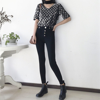 Sportos-elegáns női póló dekoratív flitterekkel és V-nyakú két színben