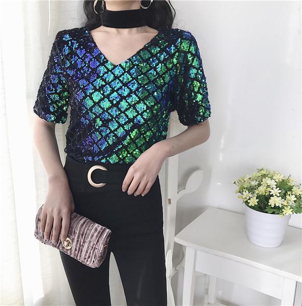 Sportos-elegáns női póló dekoratív flitterekkel és V-nyakú két színben