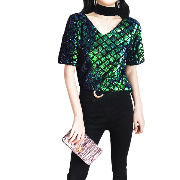 Sportos-elegáns női póló dekoratív flitterekkel és V-nyakú két színben