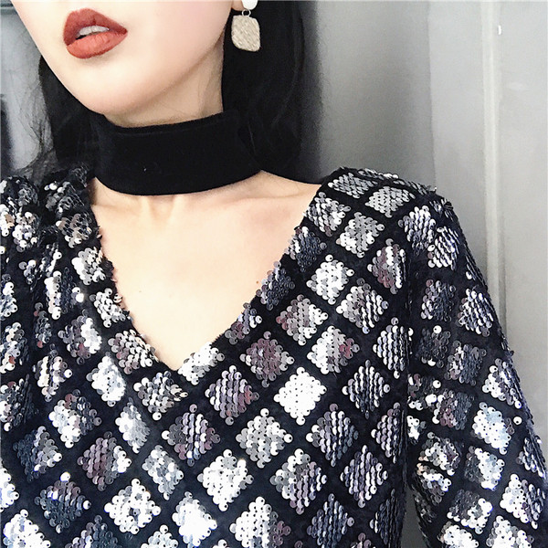 Sportos-elegáns női póló dekoratív flitterekkel és V-nyakú két színben