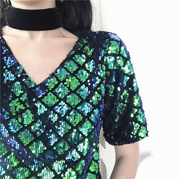 Sportos-elegáns női póló dekoratív flitterekkel és V-nyakú két színben