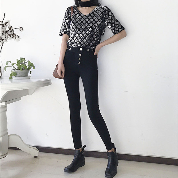 Sportos-elegáns női póló dekoratív flitterekkel és V-nyakú két színben