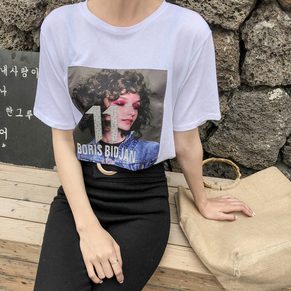 Sport-alkalmi női póló nyomtatással és felirattal fehér és fekete színben