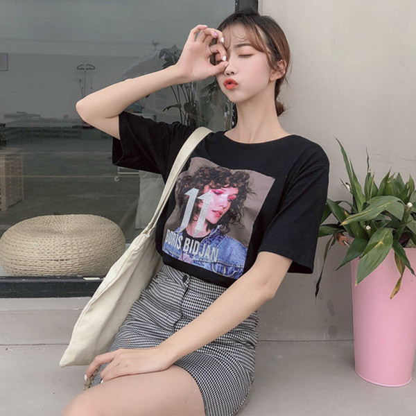 Sport-alkalmi női póló nyomtatással és felirattal fehér és fekete színben