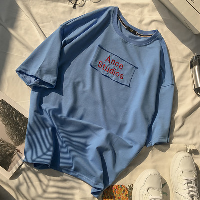 Ανδρικό μπλουζάκι με κοντό μανίκι σε καλοκαιρινά χρώματα και κεντημένη επιγραφή