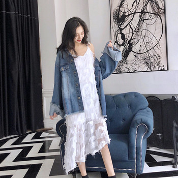 Κομψό γυναικείο φόρεμα με λεπτούς ιμάντες και διακοσμητικά μίνι περιθώρια σε λευκό και μαύρο χρώμα