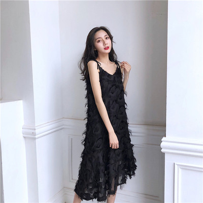 Κομψό γυναικείο φόρεμα με λεπτούς ιμάντες και διακοσμητικά μίνι περιθώρια σε λευκό και μαύρο χρώμα