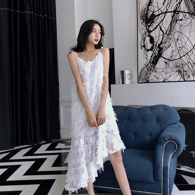 Κομψό γυναικείο φόρεμα με λεπτούς ιμάντες και διακοσμητικά μίνι περιθώρια σε λευκό και μαύρο χρώμα