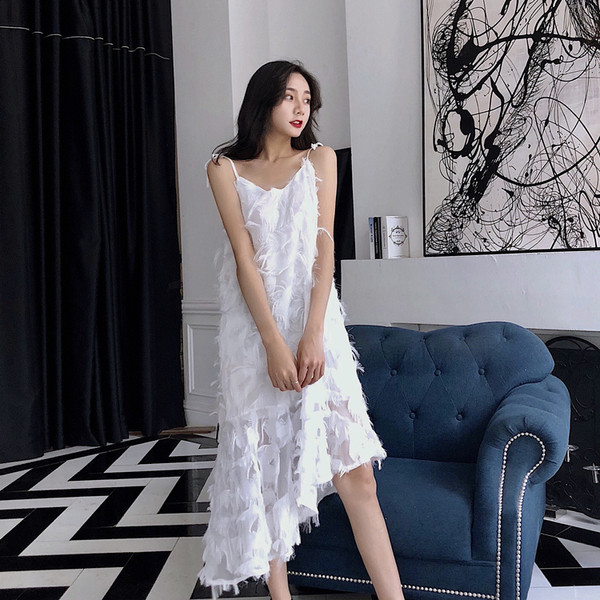 Κομψό γυναικείο φόρεμα με λεπτούς ιμάντες και διακοσμητικά μίνι περιθώρια σε λευκό και μαύρο χρώμα