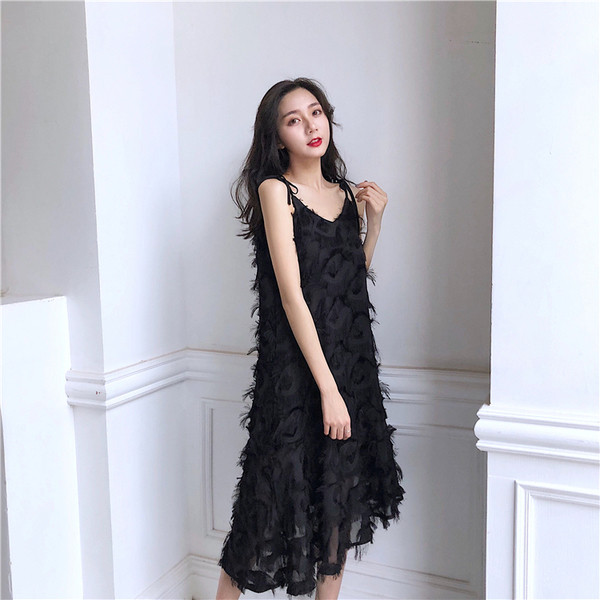 Κομψό γυναικείο φόρεμα με λεπτούς ιμάντες και διακοσμητικά μίνι περιθώρια σε λευκό και μαύρο χρώμα