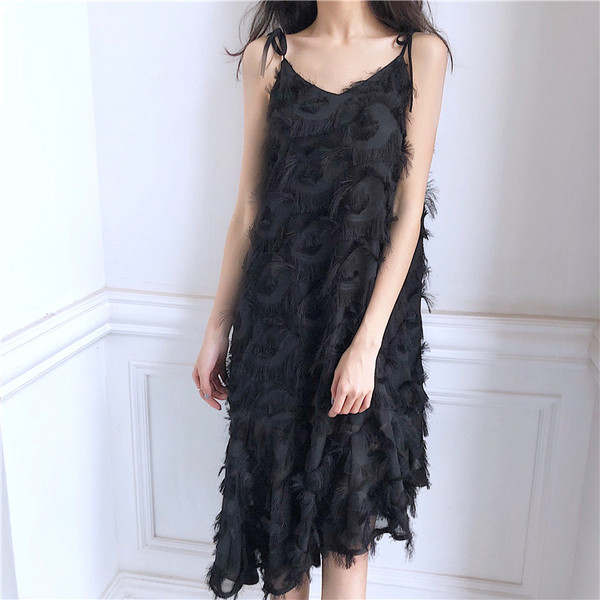 Κομψό γυναικείο φόρεμα με λεπτούς ιμάντες και διακοσμητικά μίνι περιθώρια σε λευκό και μαύρο χρώμα