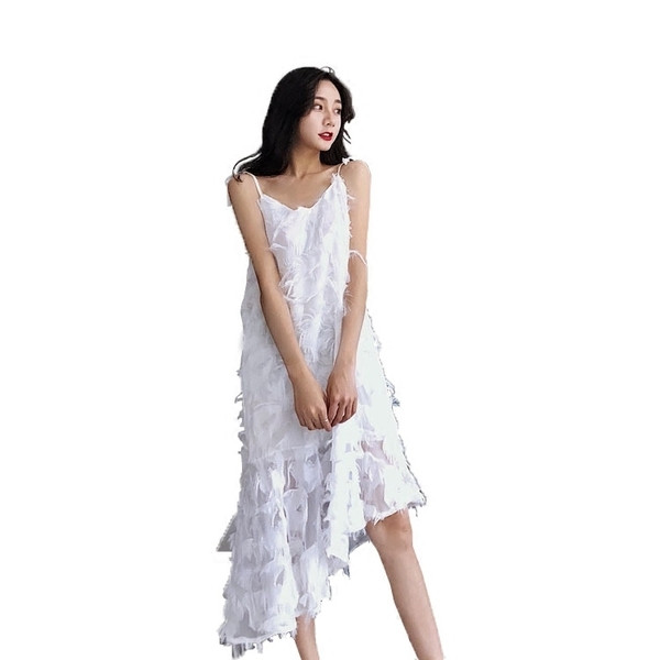 Κομψό γυναικείο φόρεμα με λεπτούς ιμάντες και διακοσμητικά μίνι περιθώρια σε λευκό και μαύρο χρώμα