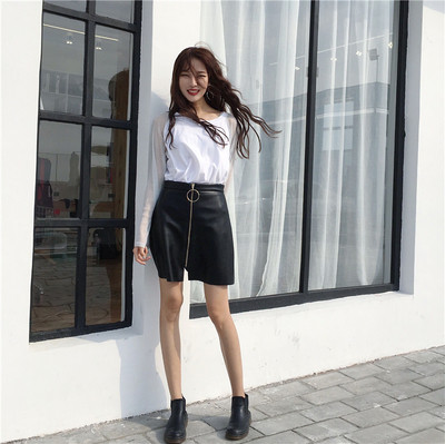 Κομψή γυναικεία μπλούζα με λαμπερά σωματίδια και φαρδιά μανίκια σε λευκό και μαύρο χρώμα