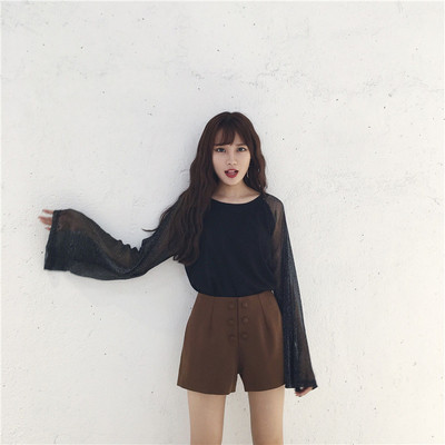 Κομψή γυναικεία μπλούζα με λαμπερά σωματίδια και φαρδιά μανίκια σε λευκό και μαύρο χρώμα