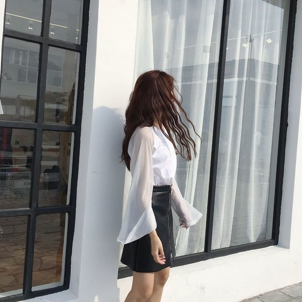 Κομψή γυναικεία μπλούζα με λαμπερά σωματίδια και φαρδιά μανίκια σε λευκό και μαύρο χρώμα