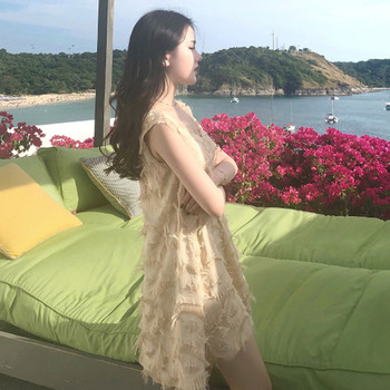 Απαλό γυναικείο φόρεμα  σε ασύμμετρο μήκος και διακοσμητικό μίνι περιθώριο