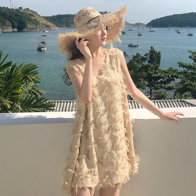 Απαλό γυναικείο φόρεμα  σε ασύμμετρο μήκος και διακοσμητικό μίνι περιθώριο