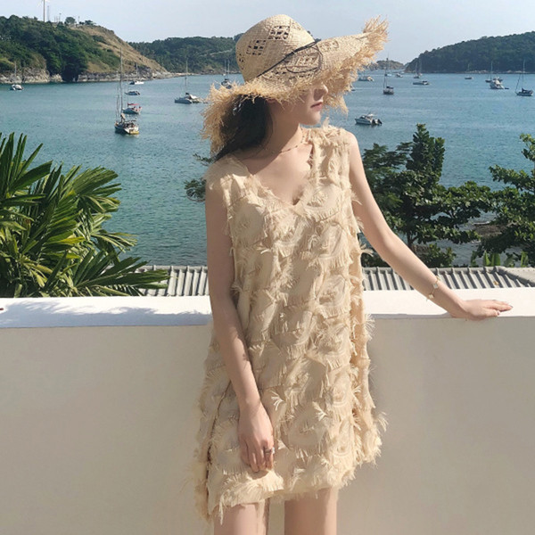 Απαλό γυναικείο φόρεμα  σε ασύμμετρο μήκος και διακοσμητικό μίνι περιθώριο